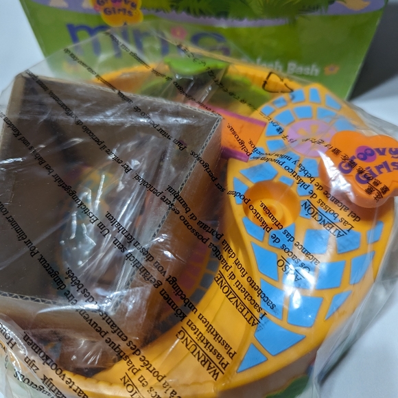 New Groovy Girl Splash Bash Pool plus one Polly pocket - Picture 2 of 7